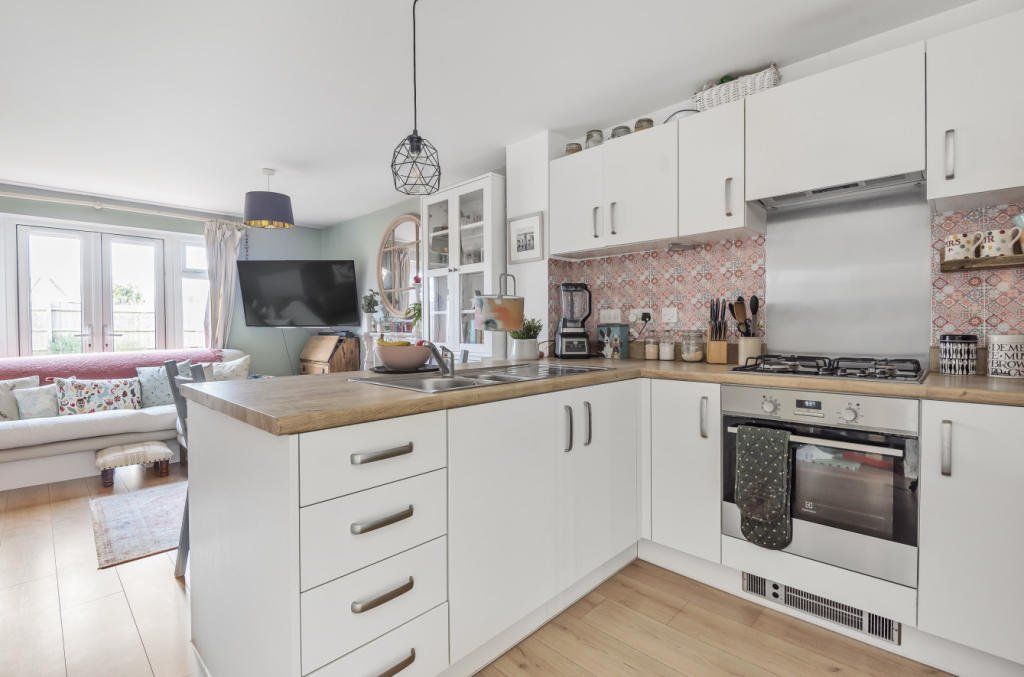 Property photo 3 of 11 Kitchen