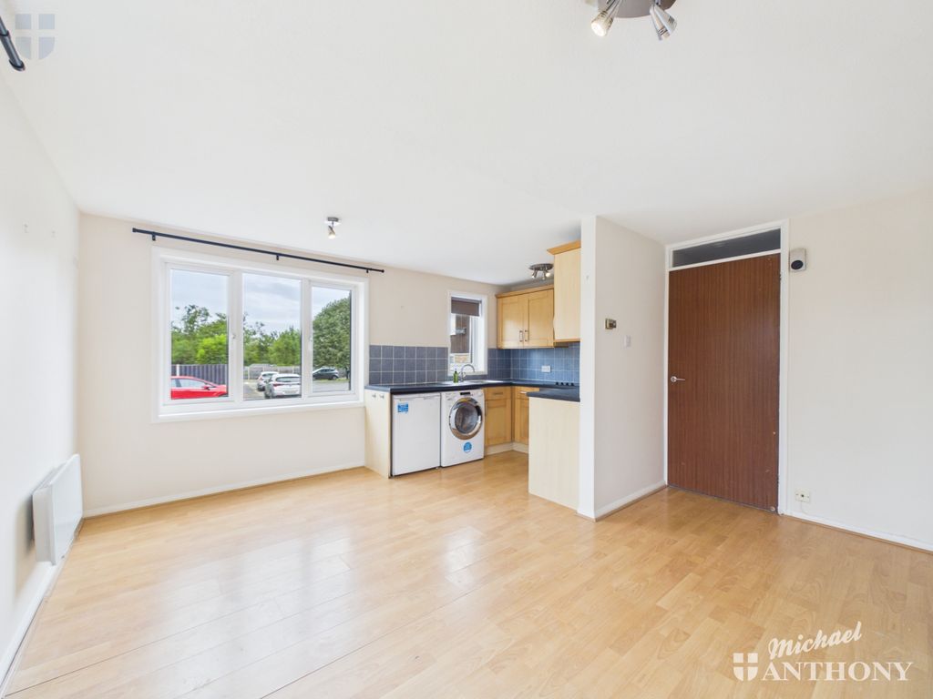 Property photo 2 of 9 Cam03218G0-Pr1043-Still006