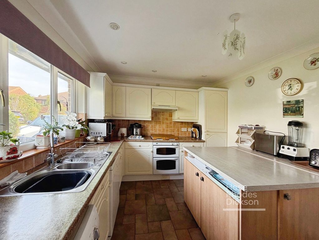 Property photo 2 of 19 Kitchen