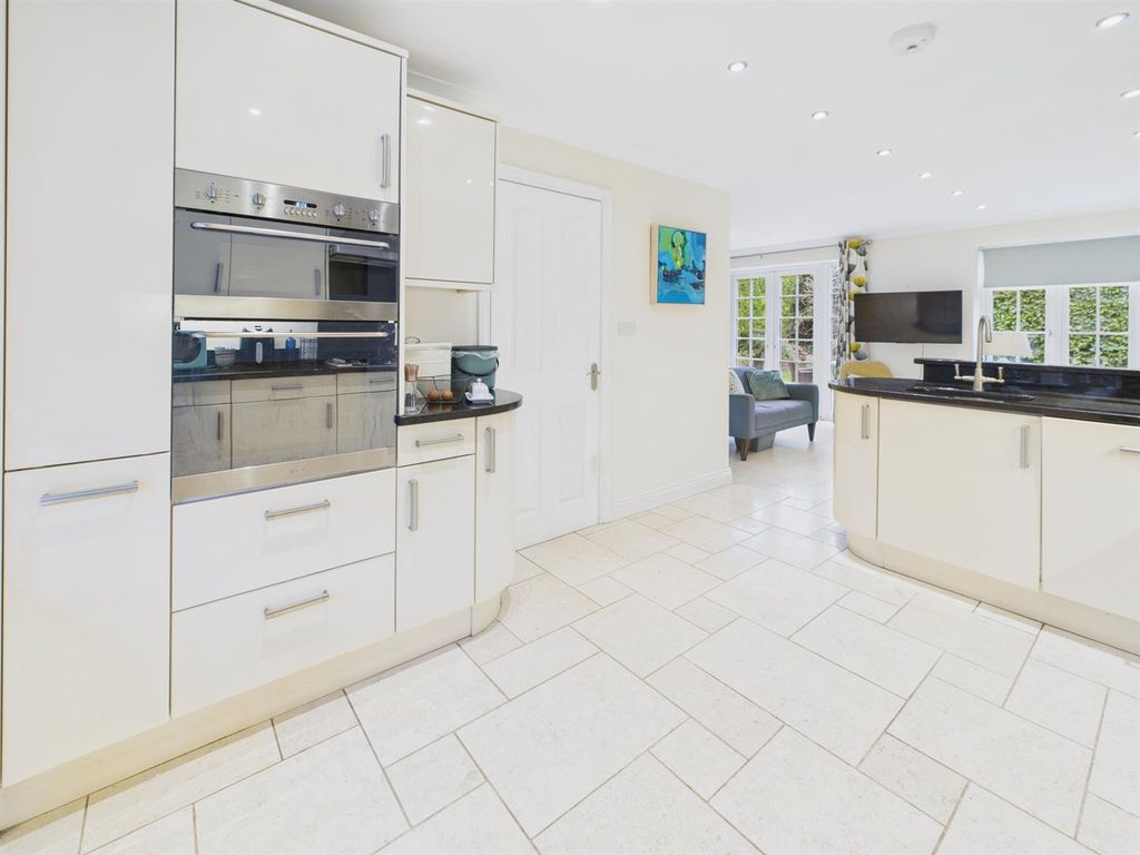 Property photo 3 of 30 Kitchen