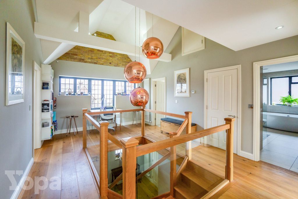 Property photo 3 of 20 Landing