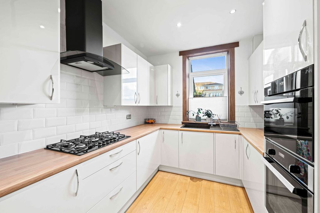 Property photo 3 of 24