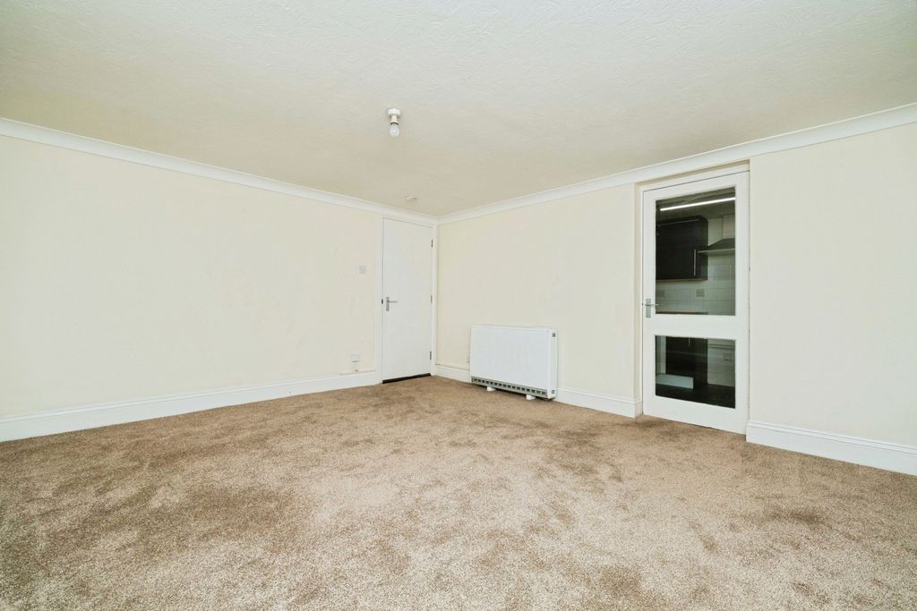 Property photo 3 of 11 Lounge