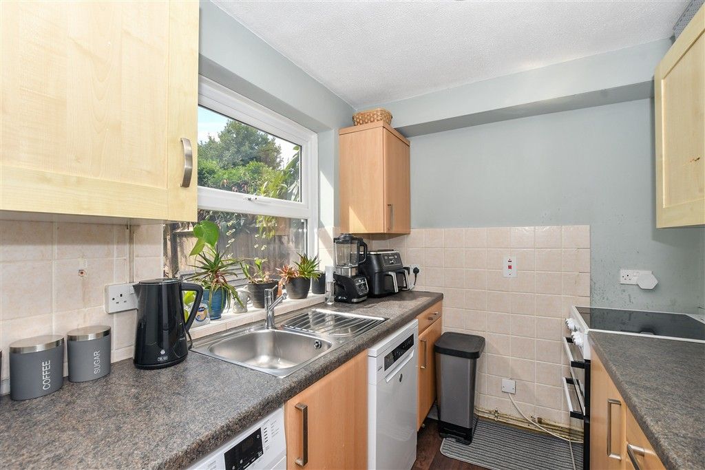 Property photo 3 of 11 Kitchen