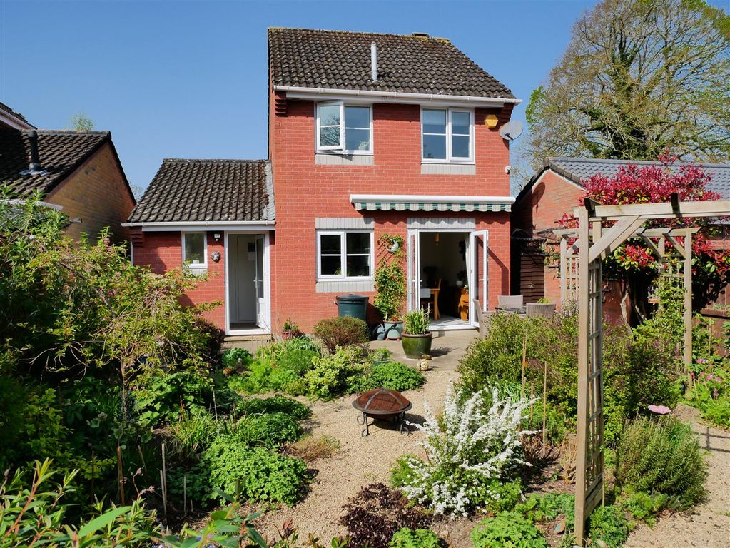 Property photo 1 of 22 Pretty Landscaped Garden