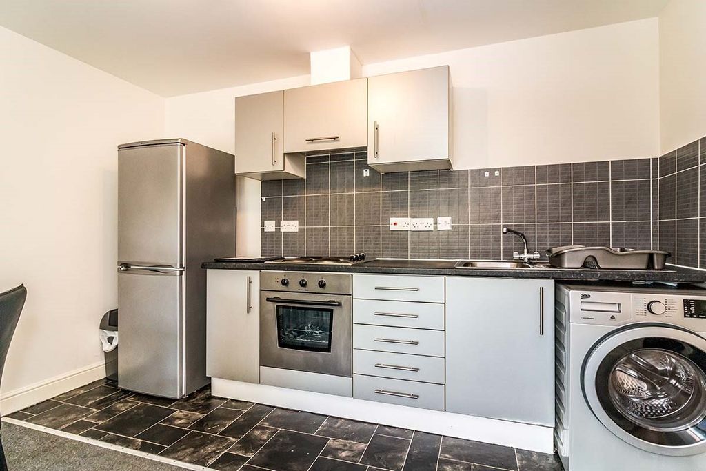 Property photo 3 of 10 Kitchen