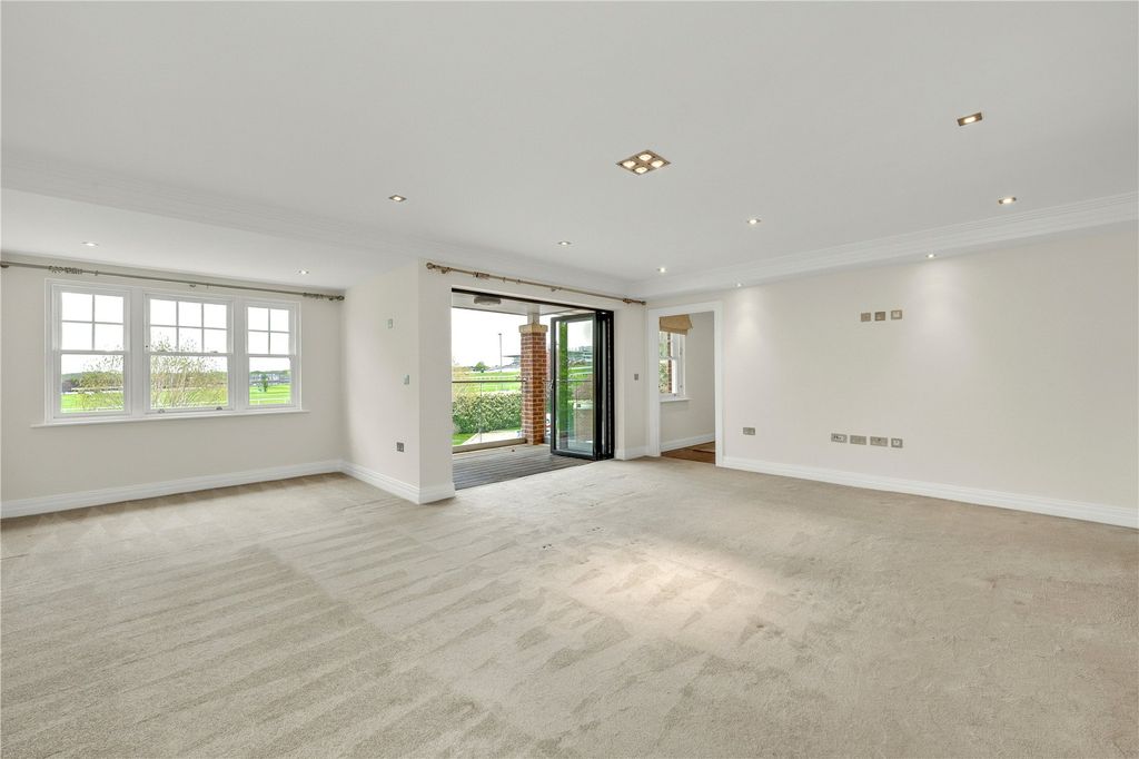 Property photo 3 of 19 Kitchen/Dining Room