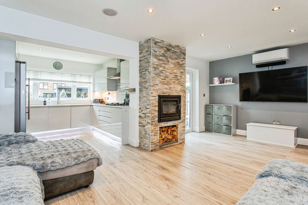 Property photo 3 of 17 Open Plan