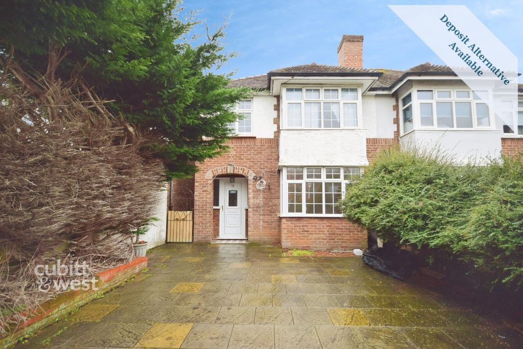 Property photo 1 of 13 15 Hawthorn Road - 1