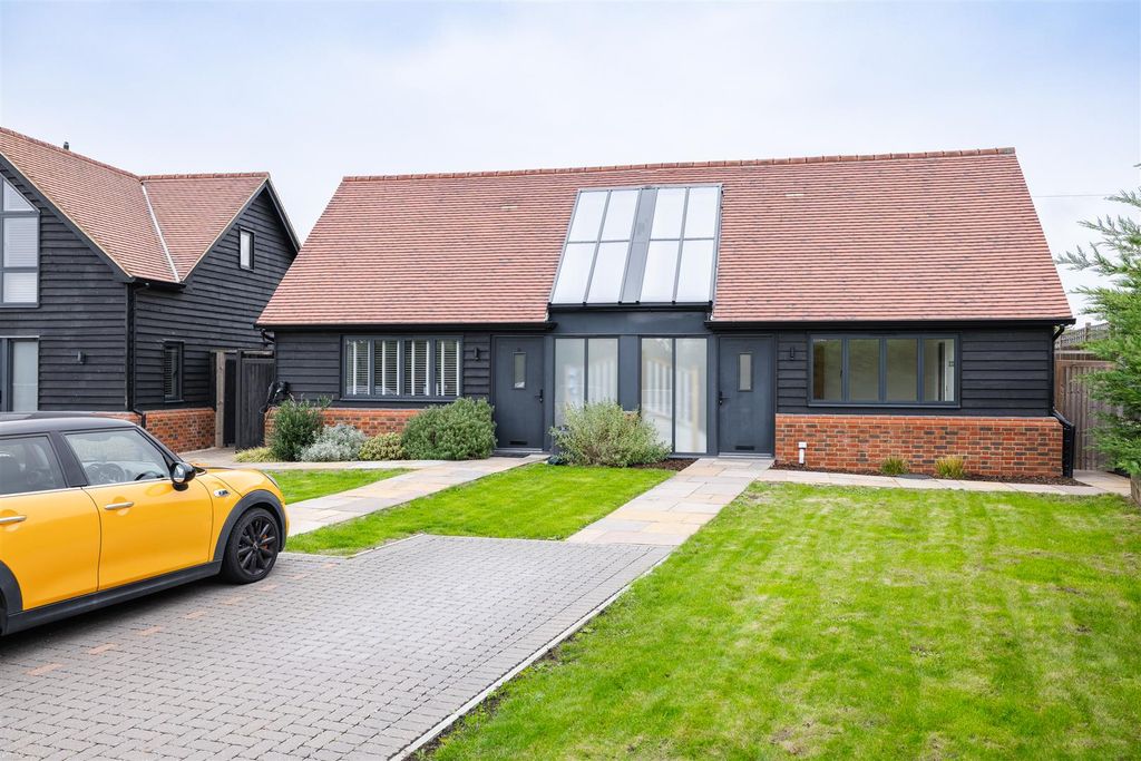 Property photo 1 of 32 Sewardstone Road E4