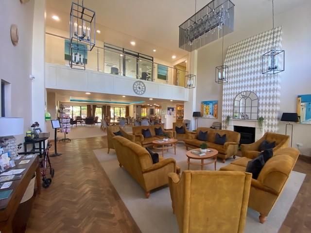 Property photo 3 of 11 Foyer Area