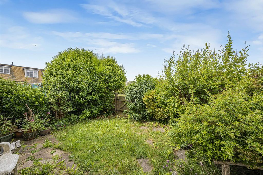 Property photo 2 of 16 Garden
