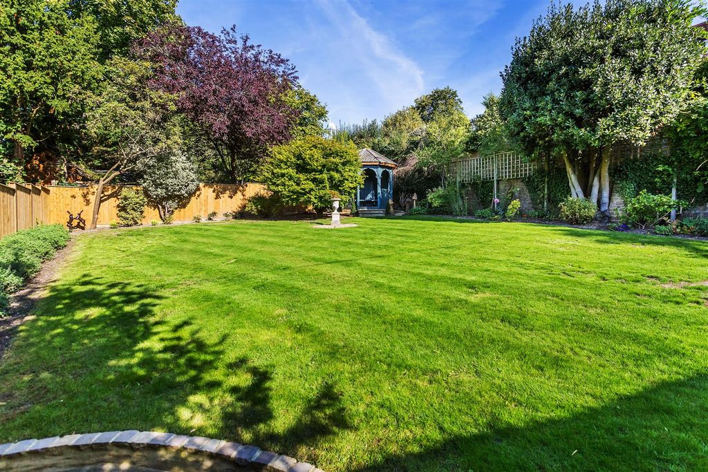 Additional image 14 of 3 bed flat to rent23 Warwicks Bench, Guildford, Surrey GU1