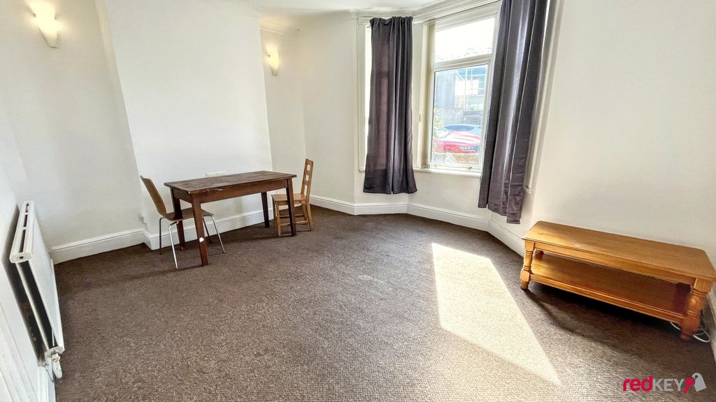 Property photo 2 of 11 Lounge