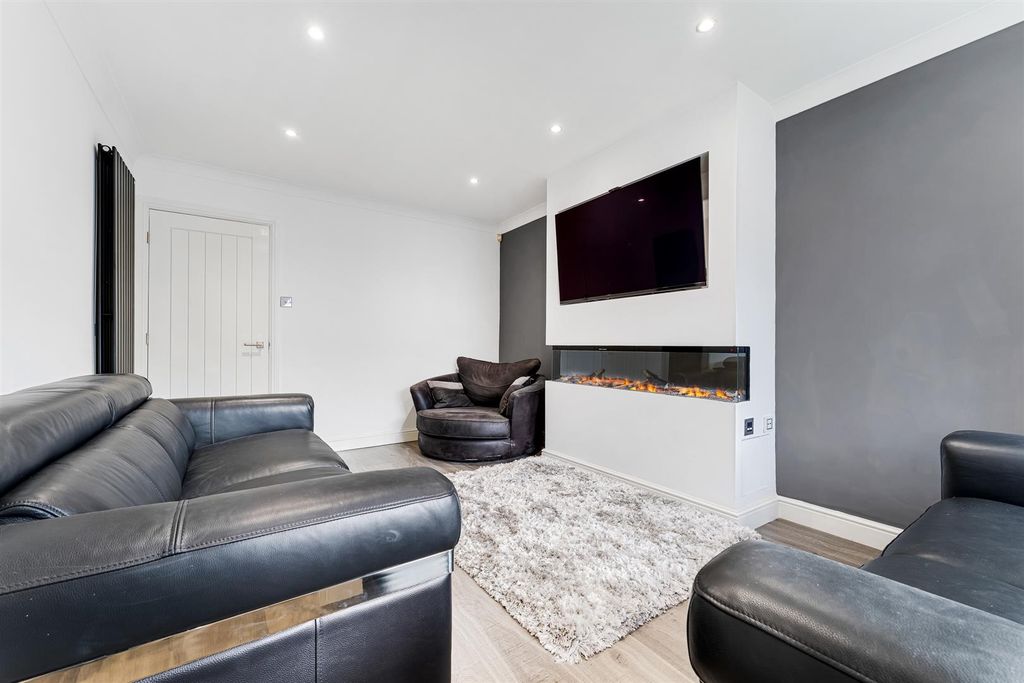 Property photo 3 of 32 10 Newark Close27.Jpg