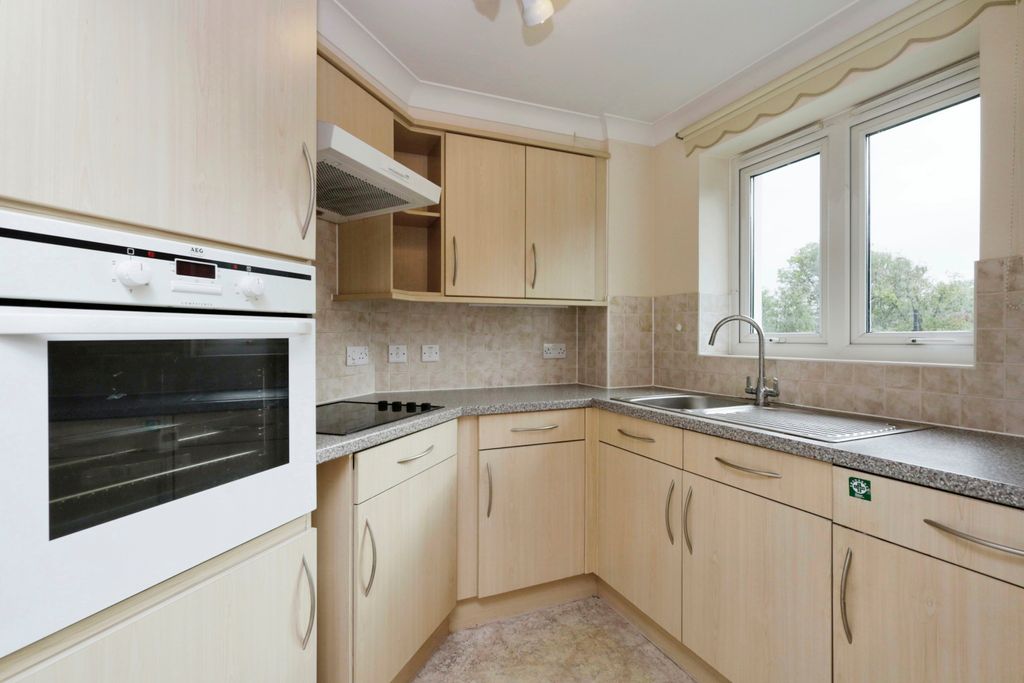 Property photo 3 of 10 Kitchen