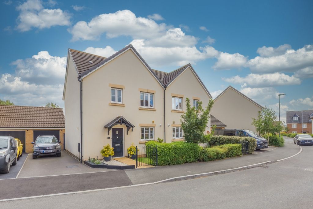 Property photo 1 of 25 Ewemove Taunton Derham Close (21)