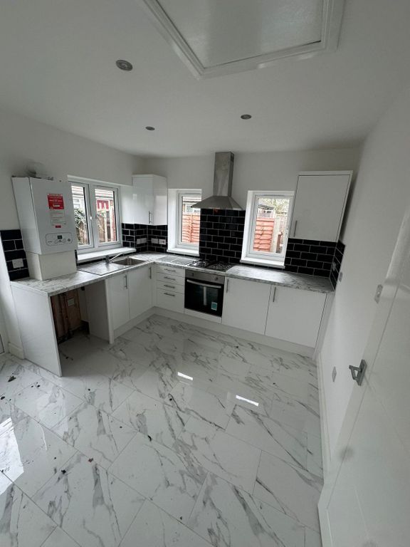 Property photo 1 of 8 One Bedroom House Ideal For Working Couple- £1500