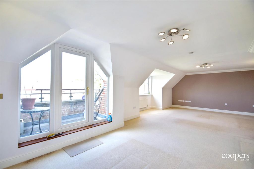 Property photo 3 of 8 Reception