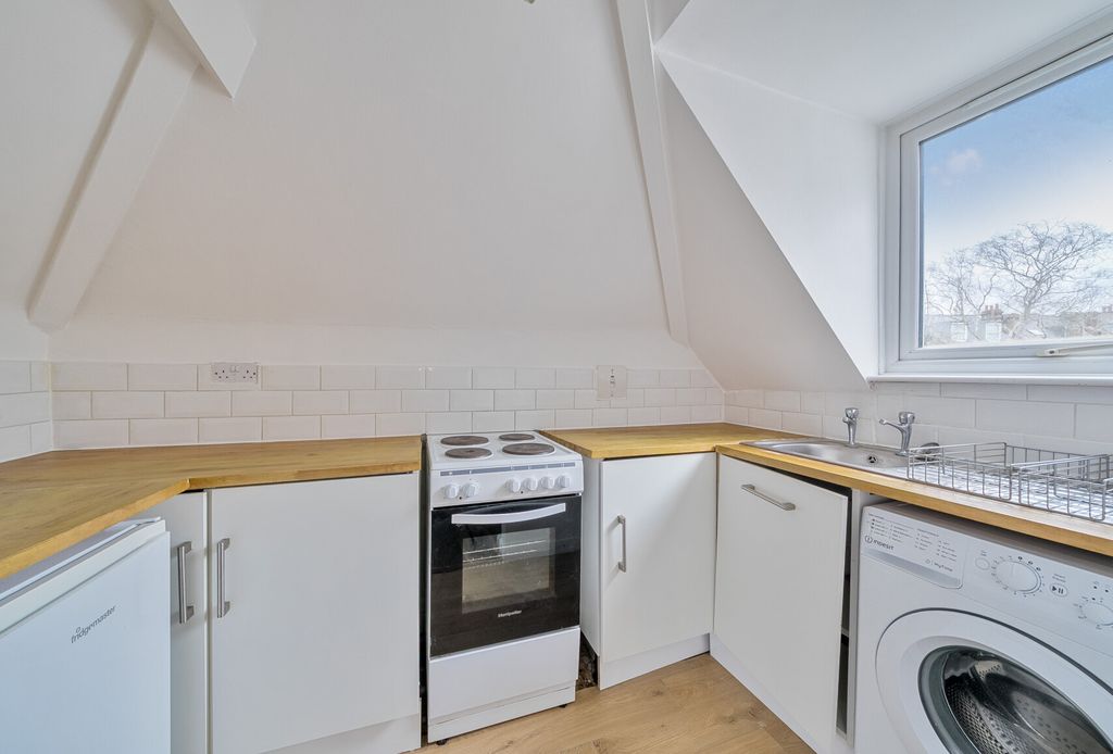 Property photo 3 of 9 1420001-4-699d76A...