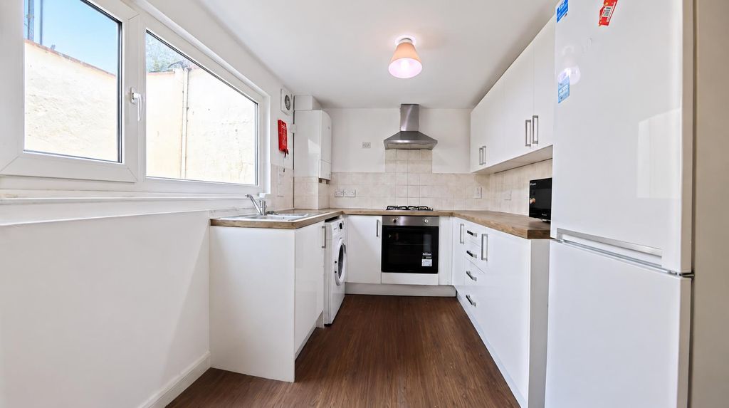 Property photo 1 of 10 Kitchen