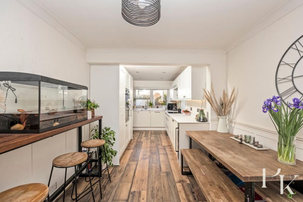 Property photo 2 of 23 Graham Crescent 71-008.Jpg