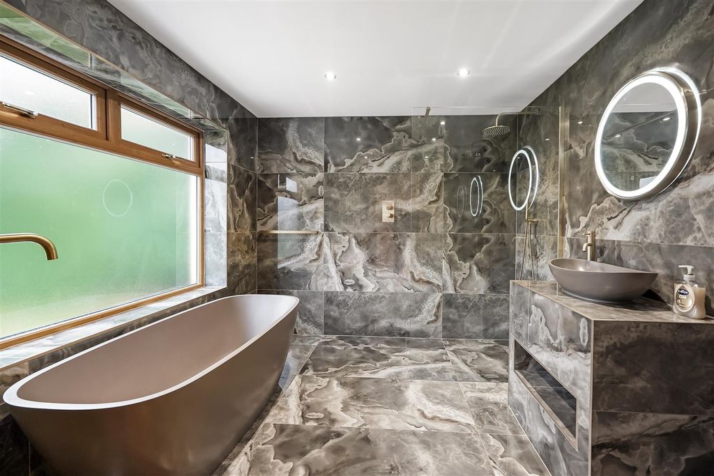 Property photo 2 of 34 En-Suite