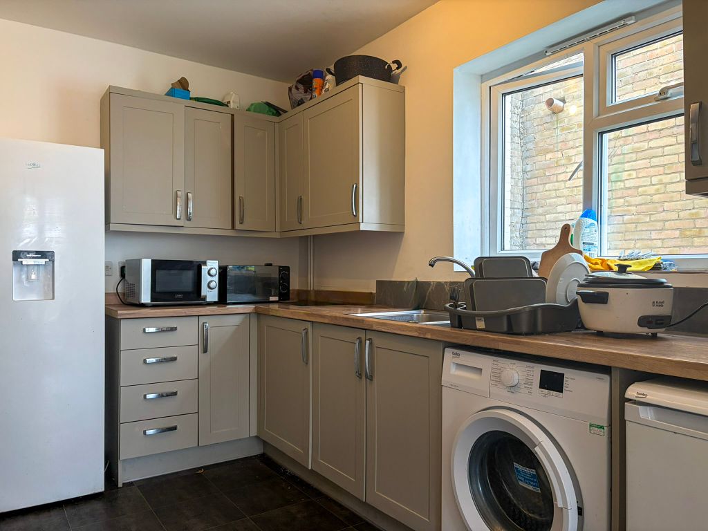 Property photo 3 of 7 Kitchen