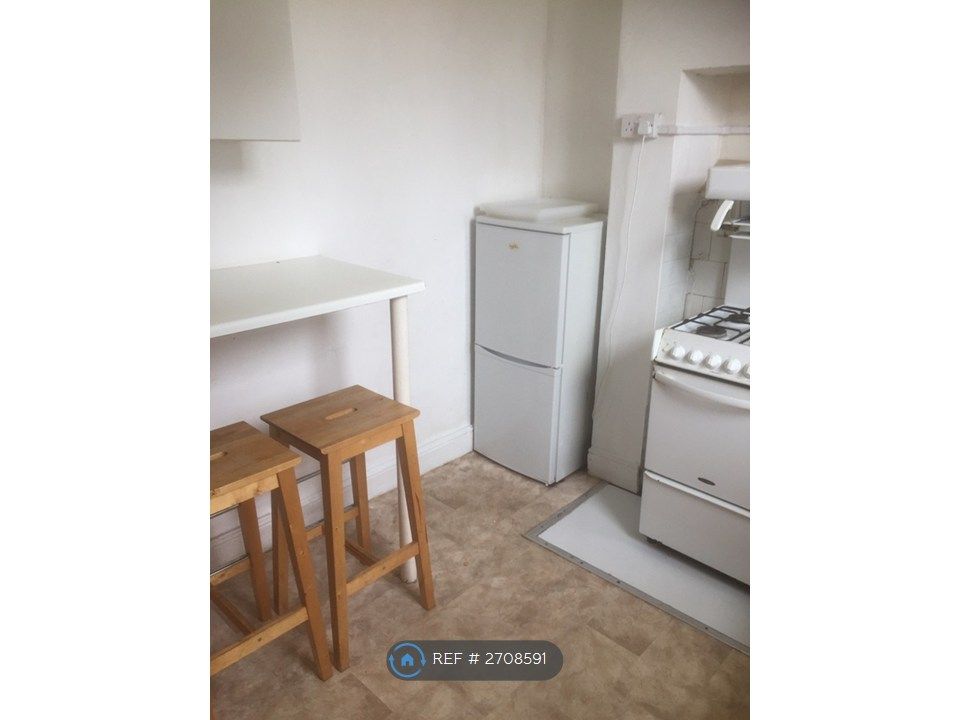 Property photo 3 of 10 Kitchen