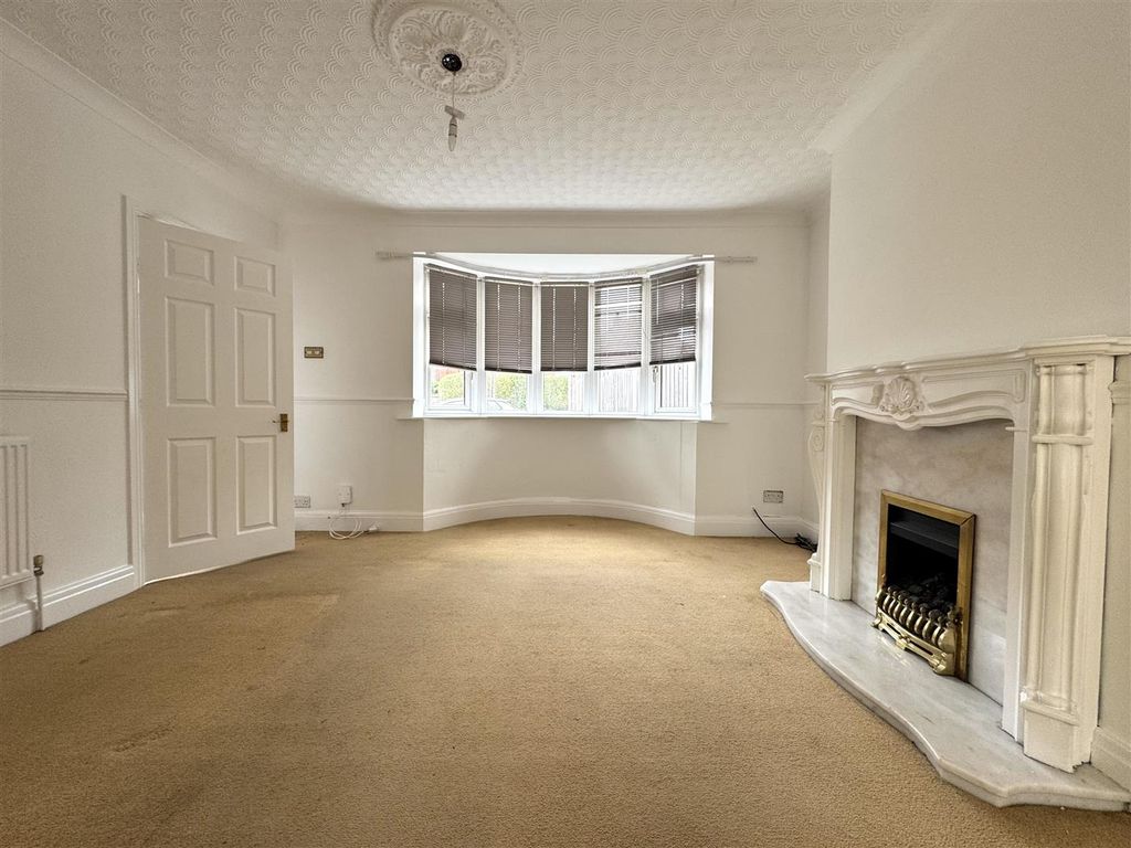 Property photo 2 of 19 Lounge