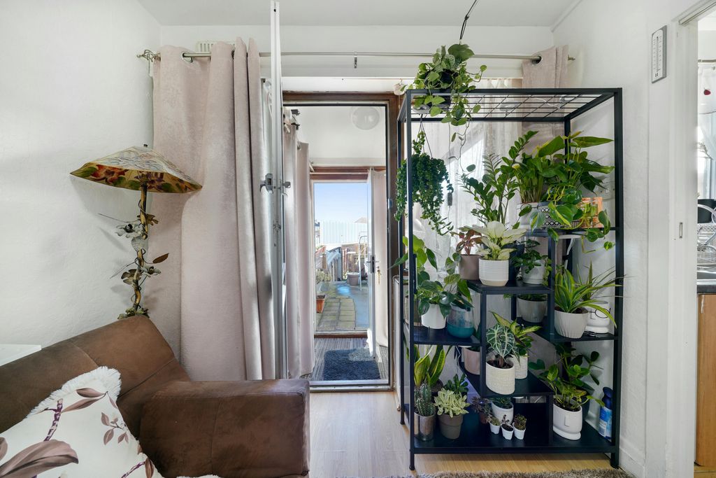 Property photo 3 of 12 Flat 3 15  15A Empire Parade Great Cambridge Road  Eo25Zxnkguvrky6R25Bf.Jpg