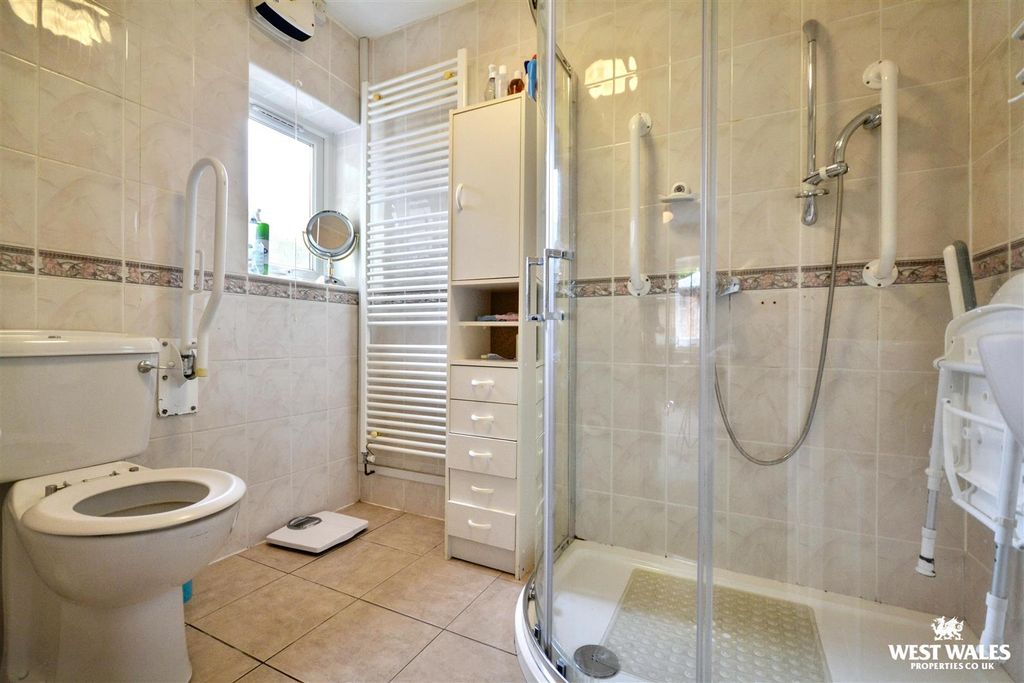 Property photo 2 of 23 Ensuite Shower Room