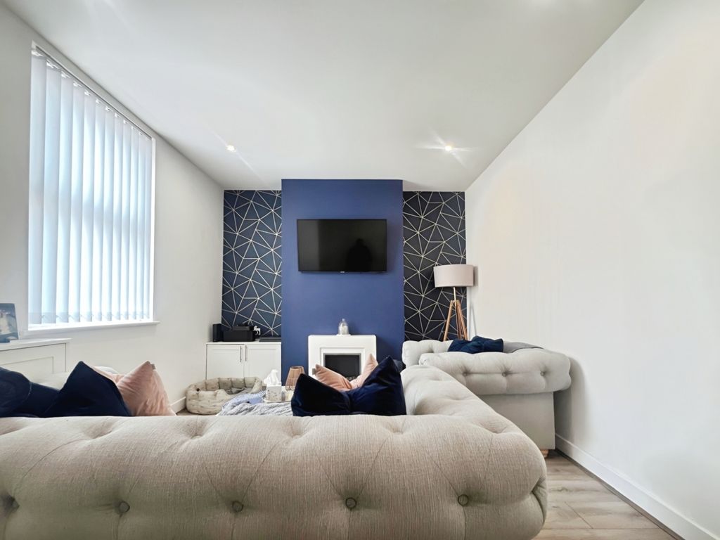 Property photo 3 of 18 Pbox-Living_Room-314531.Jpeg