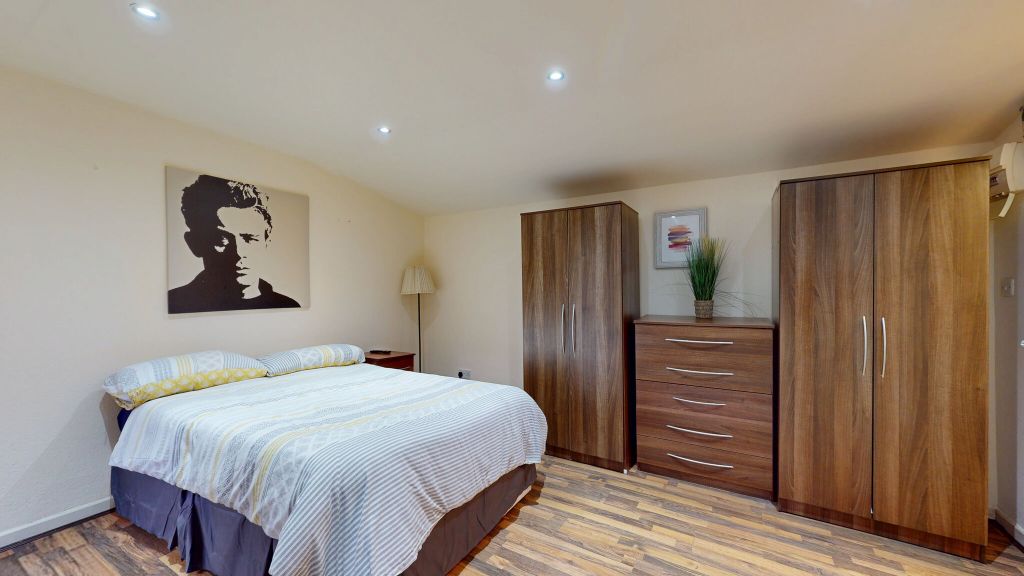 Property photo 1 of 9 Bedroom