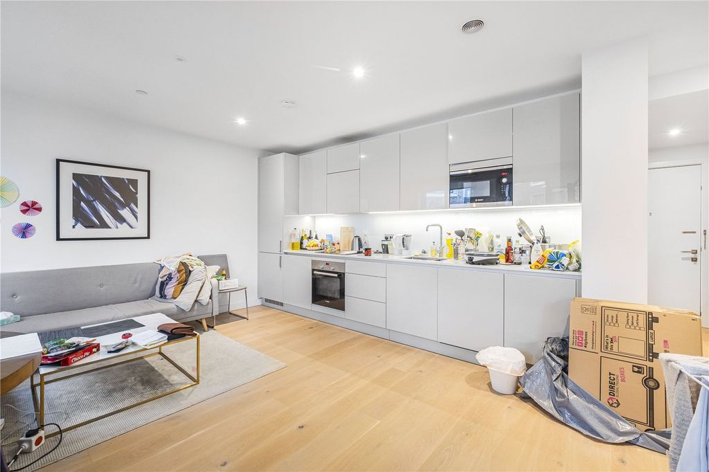 Property photo 3 of 10 Reception/Kitchen