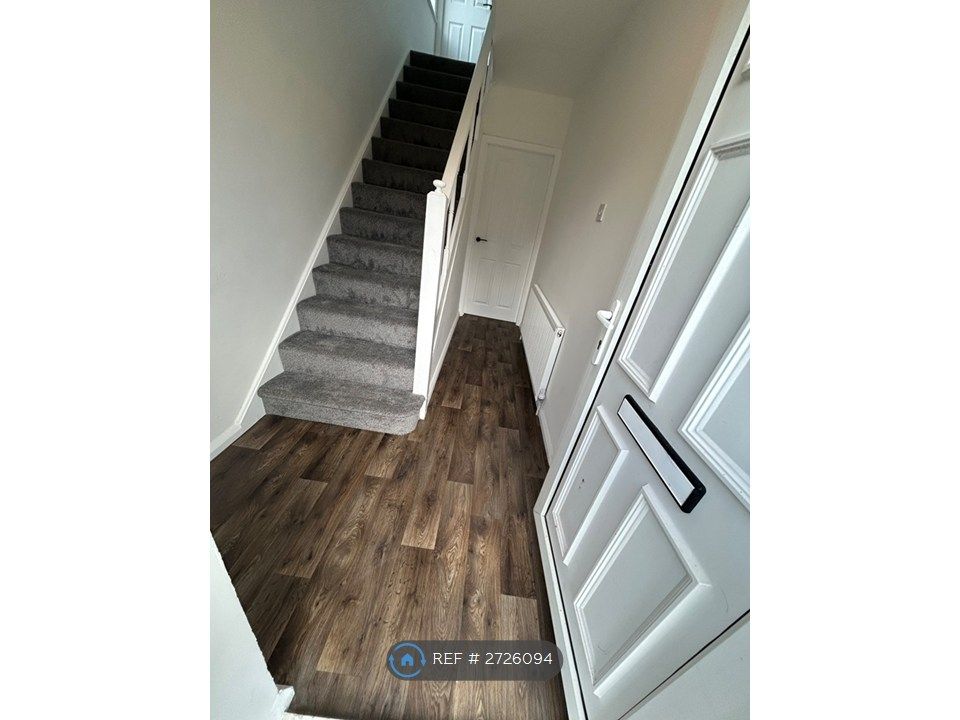 Property photo 2 of 18 Hallway