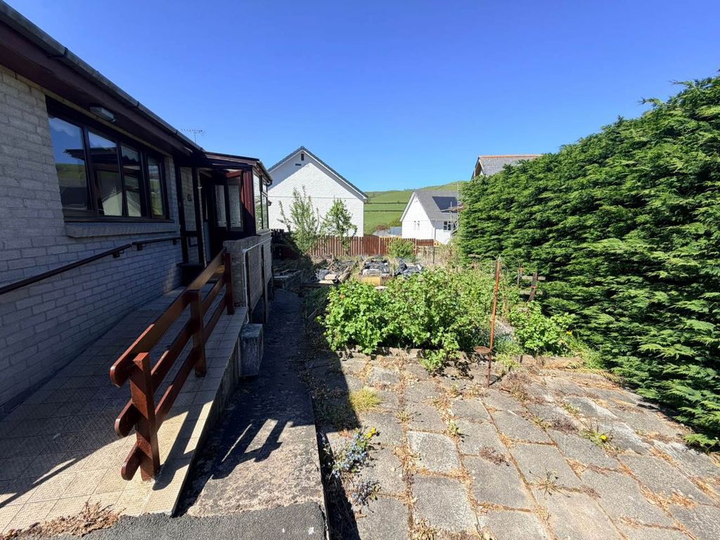 Property photo 3 of 8 Garden Isgarn