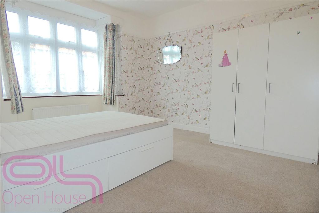 Property photo 3 of 6 Heathdale - Bedroom 1.Jpg