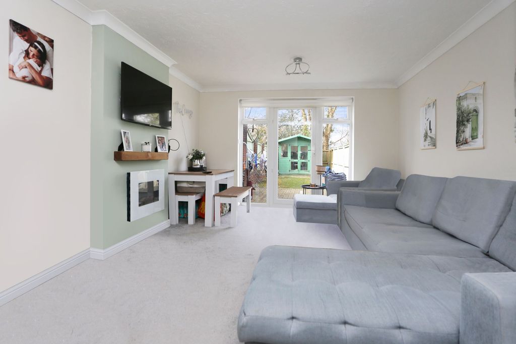Property photo 2 of 8