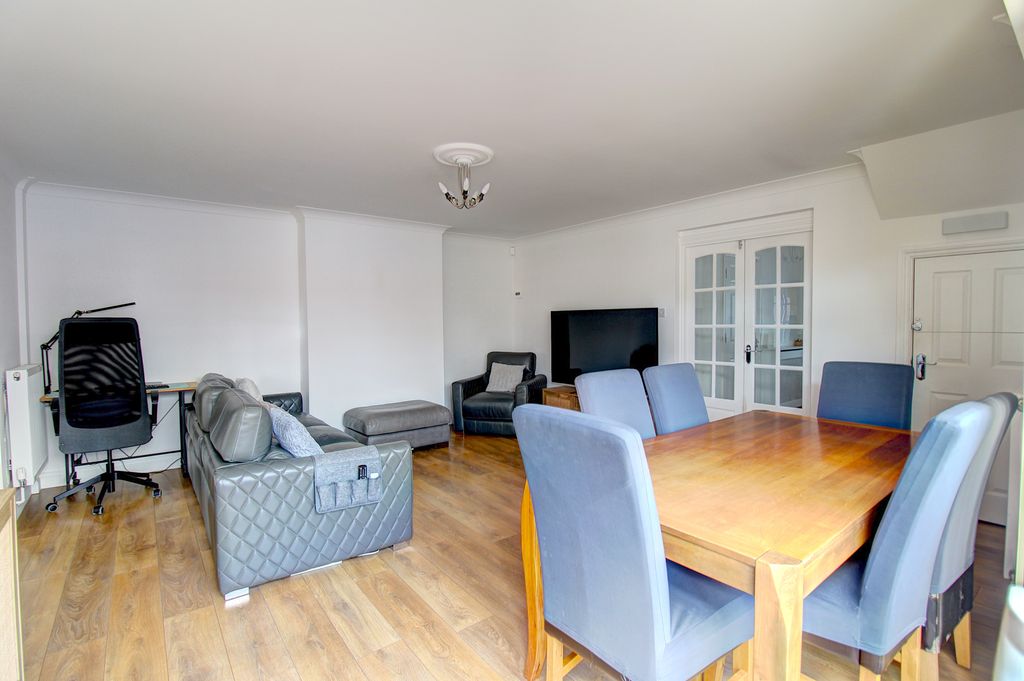Property photo 3 of 24 Lounge With Dining