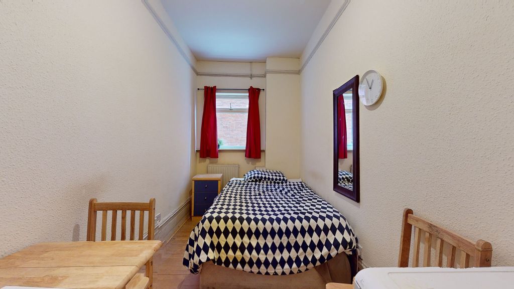 Property photo 1 of 6 Bedroom