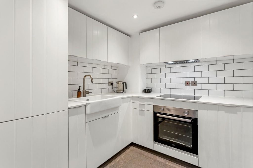 Property photo 3 of 10 Kitchen