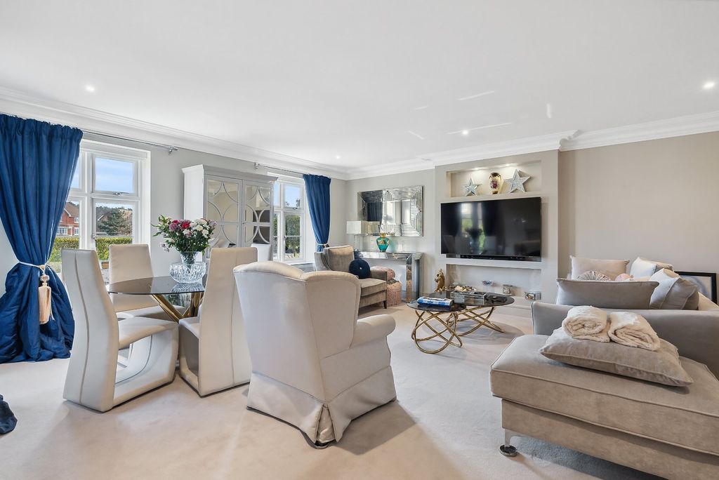 Property photo 2 of 17 Sitting/Dining Room