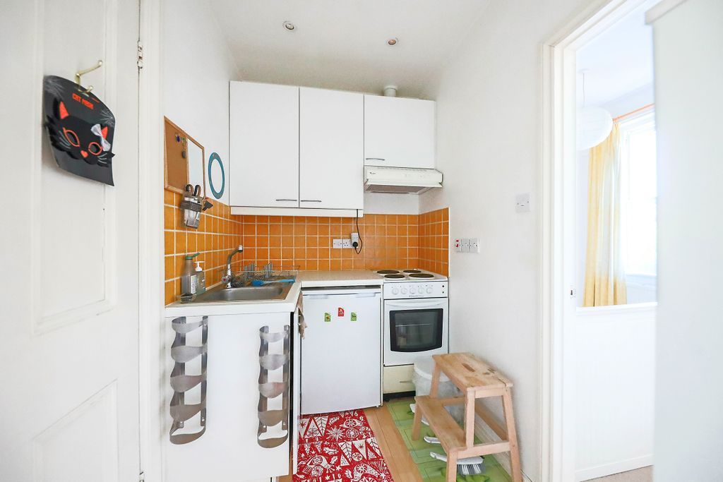 Property photo 2 of 8 Kitchen