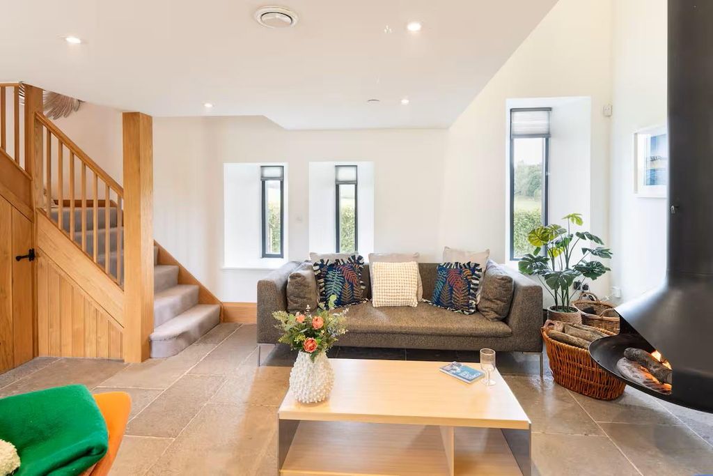 Property photo 2 of 27 Lounge