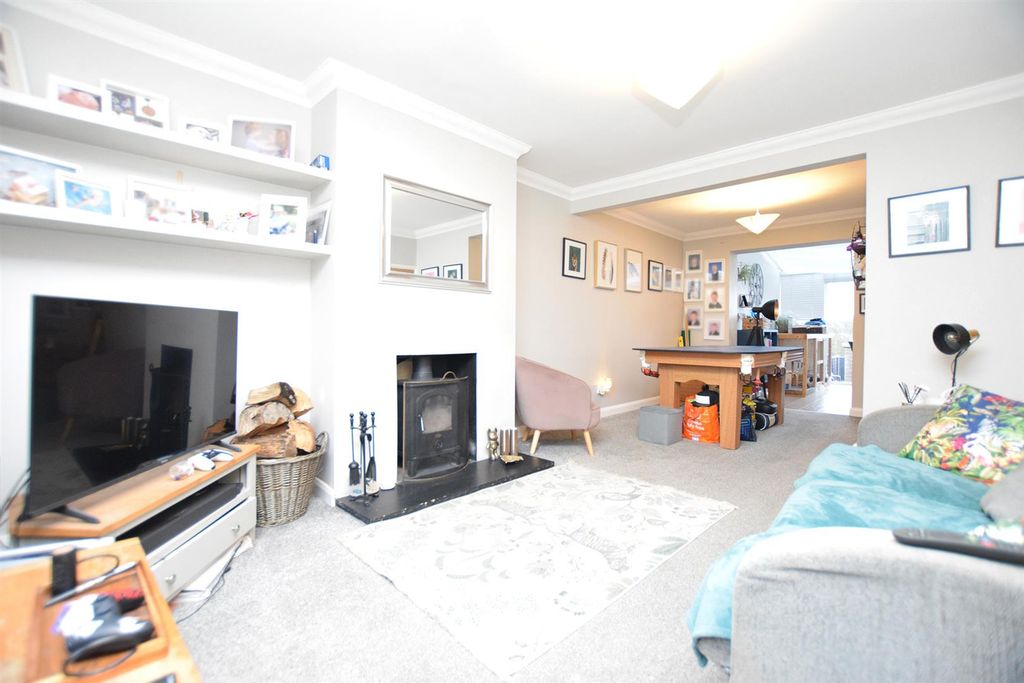 Property photo 3 of 10 Lounge