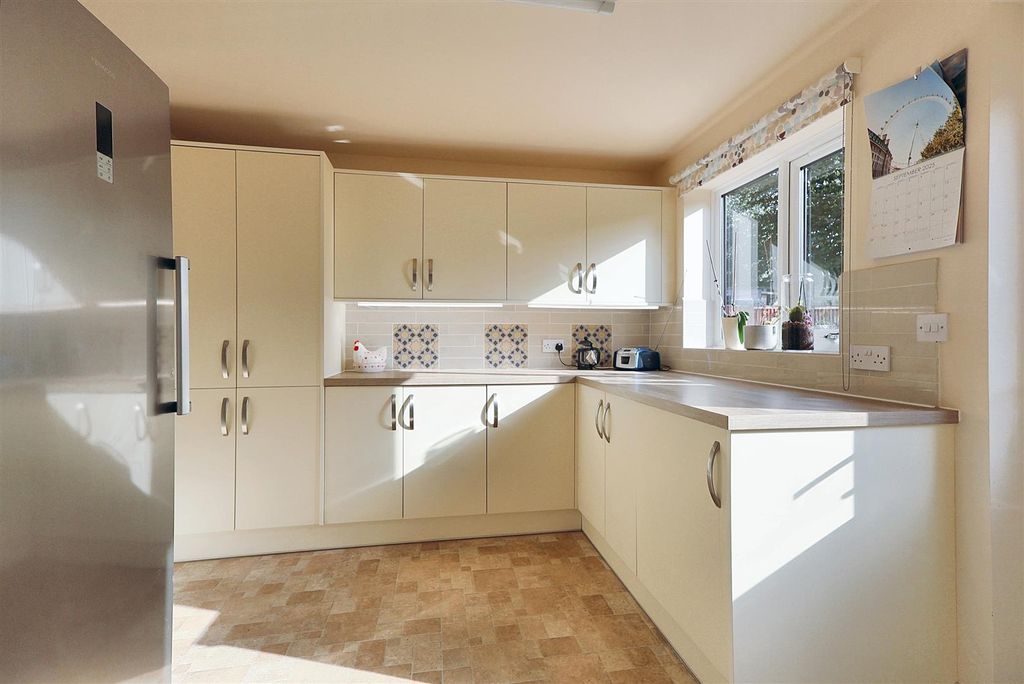 Property photo 3 of 19 Marshall Close Calverton, Nottingham, Ng14 6Re