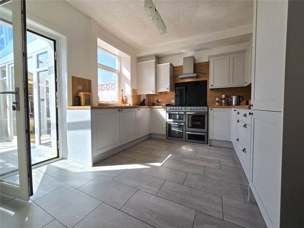 Property photo 3 of 23 Stylish