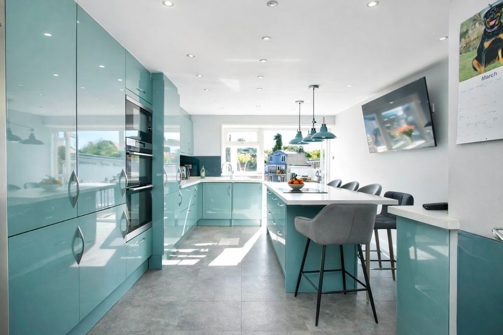 Property photo 2 of 31