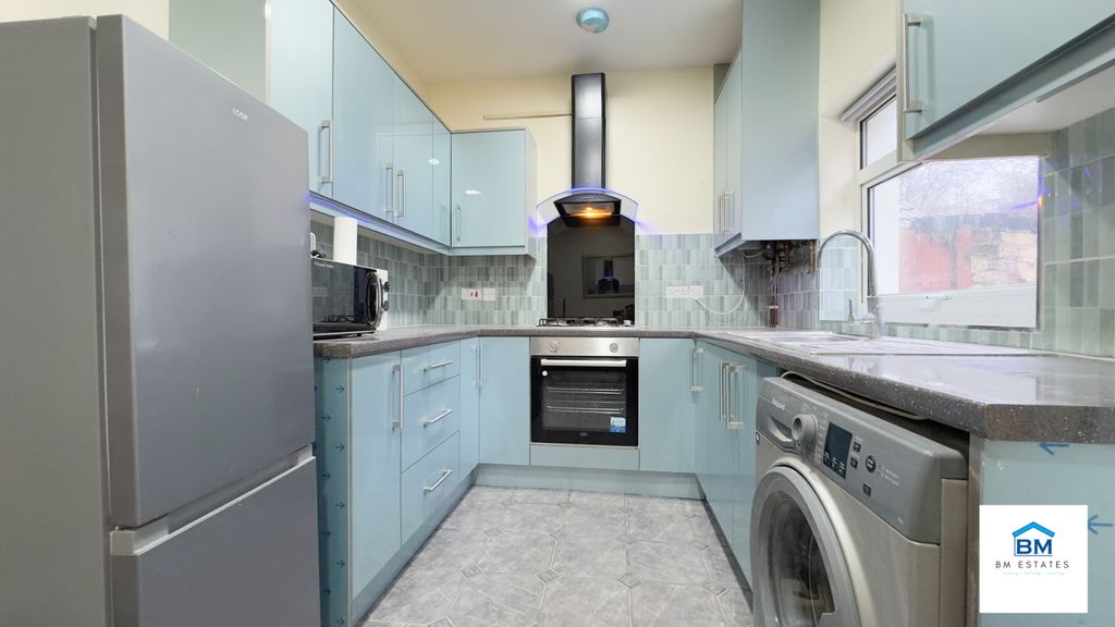 Property photo 2 of 8 Kitchen